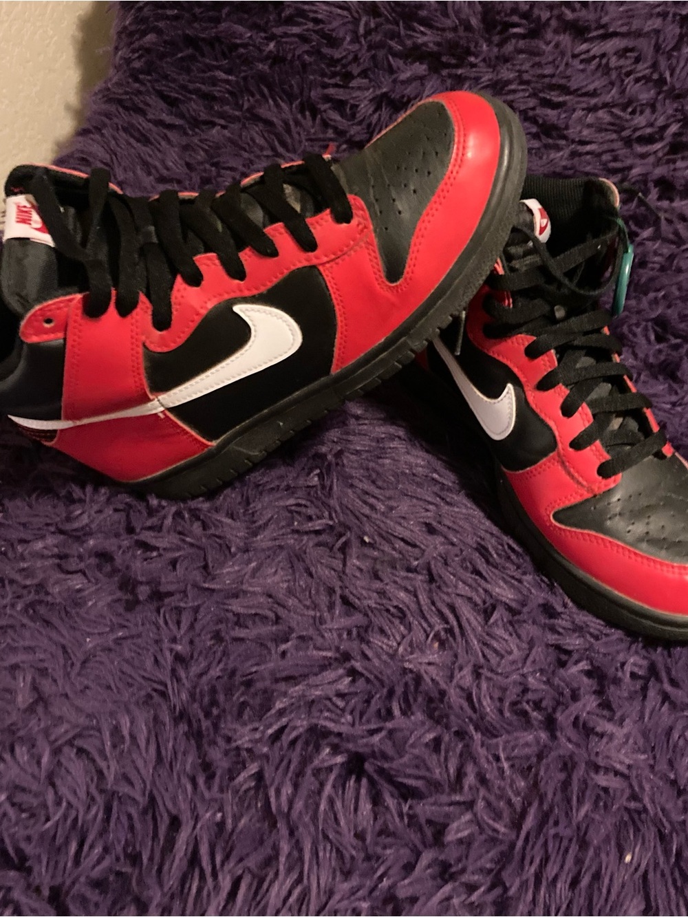 Nike Men’s Red, Black and White Low-Top Sneakers